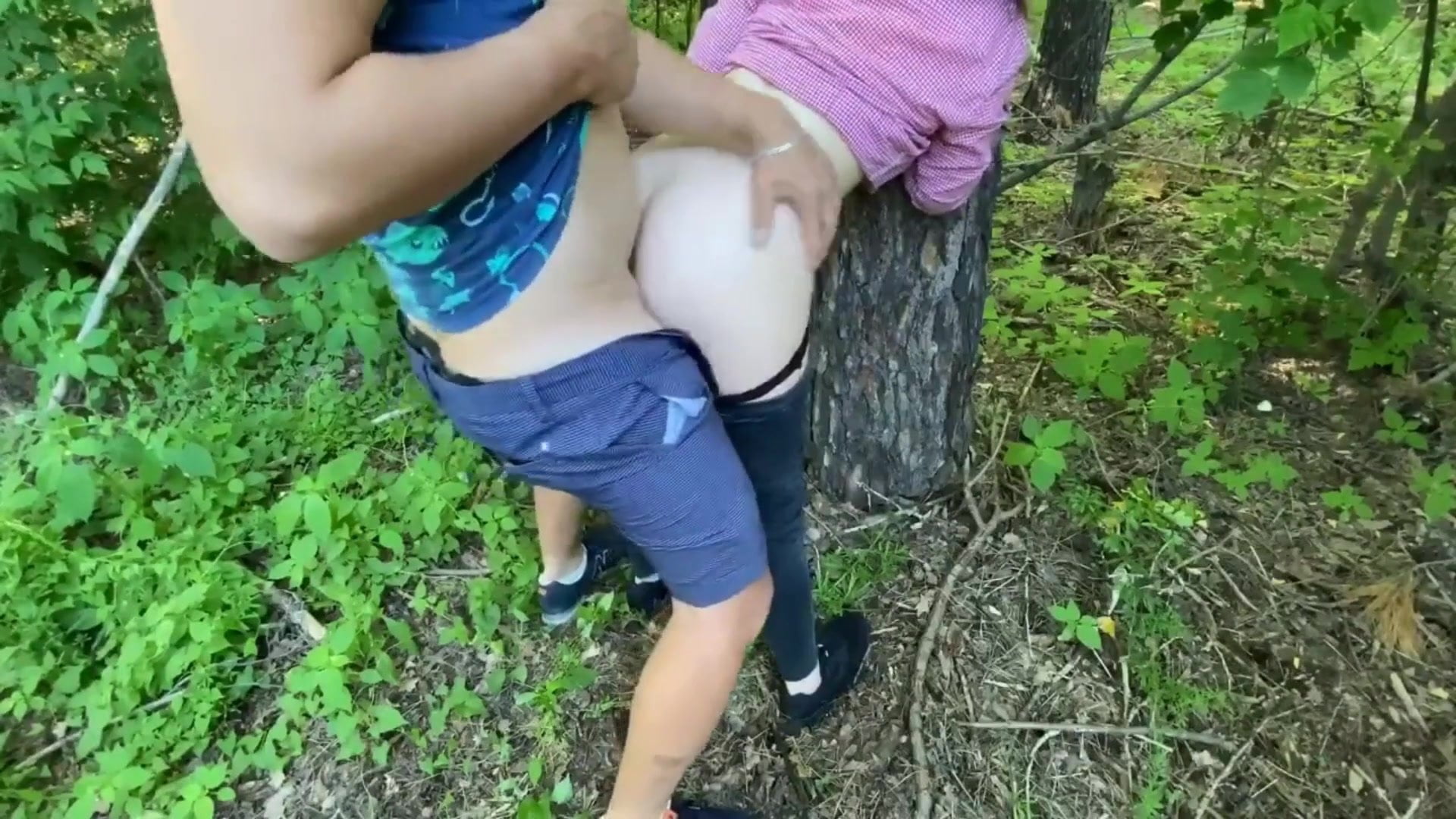 В лесу на покрывале трахает сисястую самку - Порно онлайн